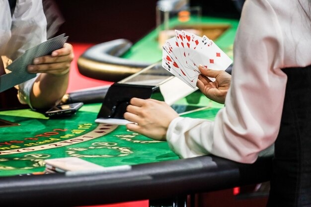 Live AduQ table on qq88asia mobile showing dealer and player seats with HD camera feed